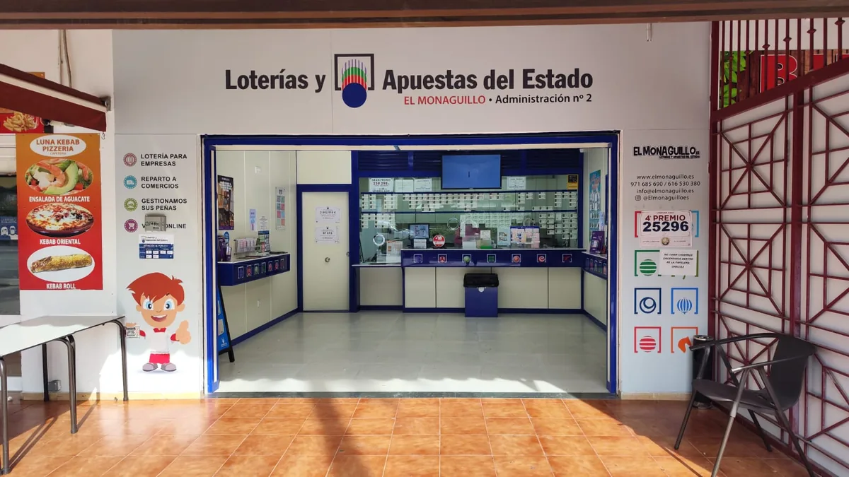 Entrada de la Administración de Loterías El Monaguillo en Peguera