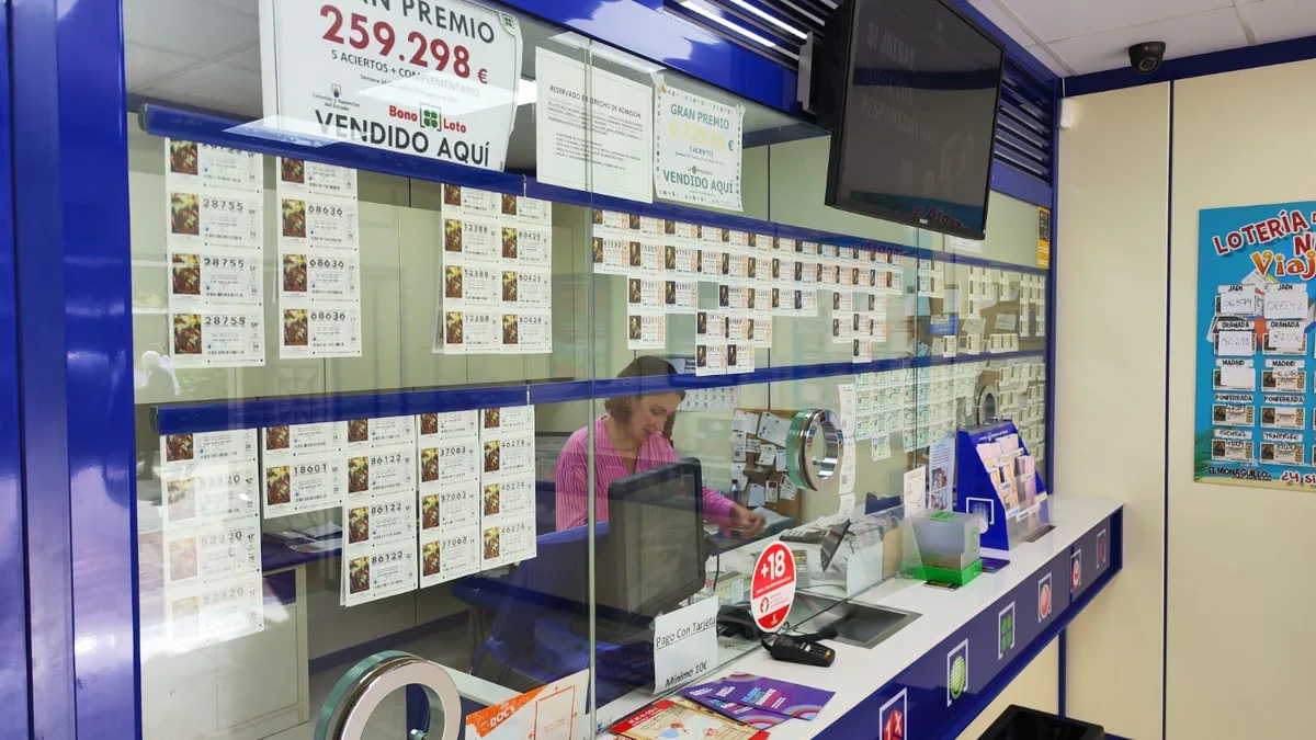 Atención en el mostrador de Loterías El Monaguillo